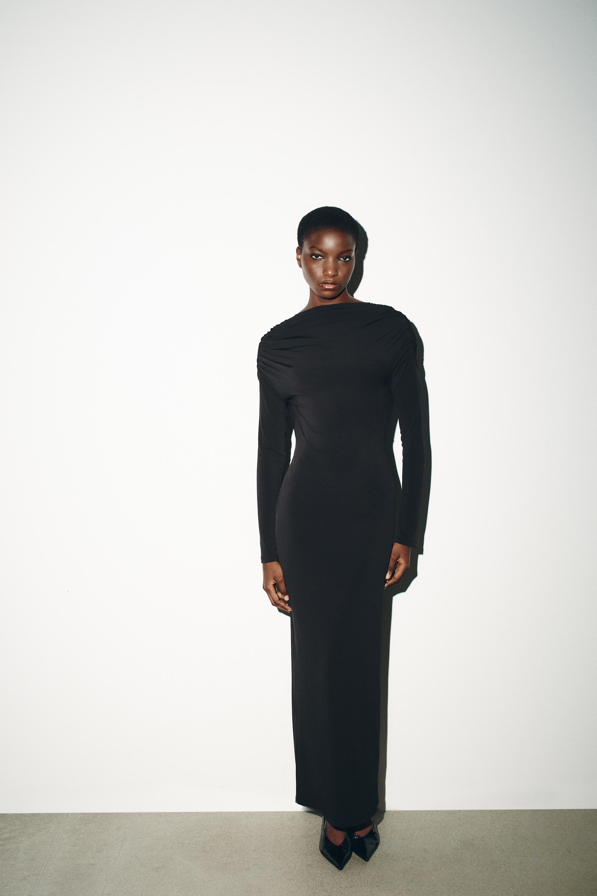 ROBE MI-LONGUE DRAPÉE ET BIJOUX DOS